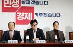 　６日、韓国与党「国民の力」の党会議で発言する韓東勲代表（中央）＝ソウル（聯合＝共同）