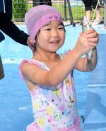 アユを捕まえて喜ぶ園児