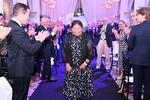 　「ベッペ・クローチェ・トロフィー」の表彰式で総立ちの拍手で祝福される斉藤愛子さん（ワールドセーリングのホームページより）＝２０２４年１１月