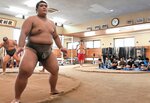 児童に普段の稽古の様子を見せる部員ら