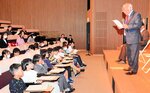 尚風館での学びについて説明を受ける入塾生たち