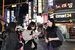 　性売買の温床とされる繁華街のカラオケ店を巡回する「相談所」のスタッフ＝３月、ソウル（共同）