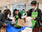 ビオラを販売する日野高の生徒ら