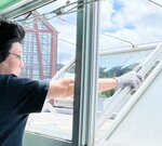 強風にあおられて割れた窓ガラス＝１０日、倉吉市駄経寺町の市営温水プール（倉吉市提供）