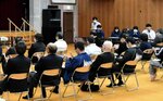 派遣職員の被災地での活動報告を聞く智頭町職員ら
