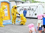 園児らに除染作業を披露する中部消防局の職員