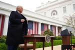 　「相互関税」の導入を発表したトランプ米大統領＝２日、ホワイトハウス（ゲッティ＝共同）