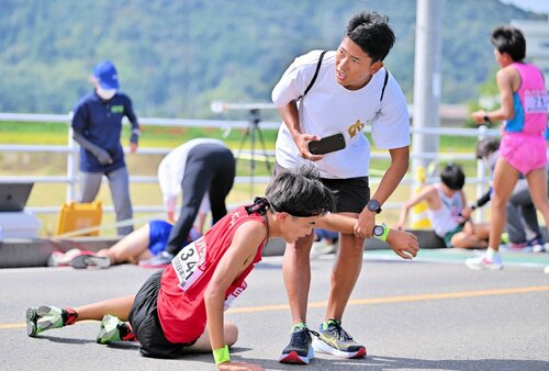 【お疲れさま】走り終わった後、倒れ込む選手＝湯梨浜町長和田