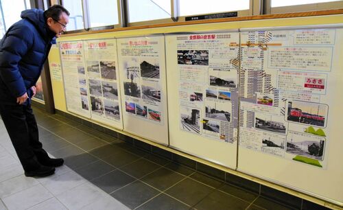 ＪＲ倉吉駅開業１２０周年を記念したパネル展＝２０２３年12月18日、鳥取県倉吉市