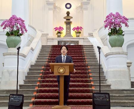 　２０日、台北の総統府で記者会見する台湾の頼清徳総統（共同）