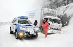 側溝にはまって動けなくなった４トントラック＝２４日午前１０時１分、新温泉町芦屋の国道１７８号