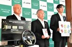 亀井副知事（中央）に目録と用品を寄贈した清水運営委員会長（左）と山西本部長＝４日、鳥取県庁