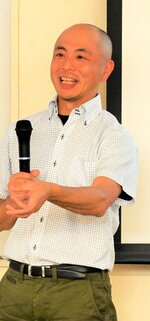 南極氷床の融解について解説する菅沼さん＝２２日、鳥取市若葉台北１丁目の鳥取環境大