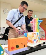 小学生の力作を審査する審査員＝１０日、米子市両三柳の新日本海新聞社西部本社