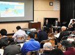 避難計画について説明を受ける住民＝１４日夜、境港市財ノ木町の中浜公民館