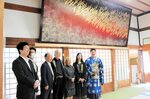 奉納された大作と関係者ら