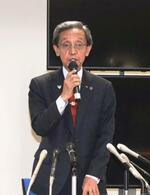 　記者会見で謝罪する福岡県大野城市の井本宗司市長＝２４日午後、大野城市役所