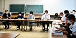 熱中症による死亡事例を受け、熱中症対策緊急会議を開いた県関係者ら＝２７日、鳥取県庁