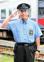 ３８１系の最後の定期運行で運転士を務めた小山さん＝６月３０日、米子市目久美町のＪＲ後藤総合車両所運用検修センター