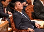 参院予算委員会で天井を見上げる石破首相＝３月３１日、国会内