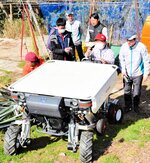 キャトルの操作を体験する梨農家ら＝１４日、香美町香住区矢田