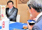 星空舞を試食する平井知事（右）に米作りの感想などを語る川口さん＝１２日、鳥取県庁