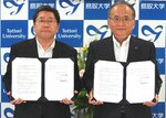 協定書を交わした中島学長（右）と西本部長＝５日、鳥取市湖山町南４丁目の鳥取大