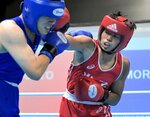 男子ミドル級・準々決勝　川端響喜（右）が２回、強烈な右フックを決める＝北ガスアリーナ札幌４６