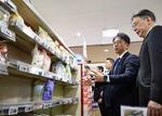　スーパーのコメ売り場を視察する小泉農相（右から２人目）＝２３日午後、東京都江東区（代表撮影）