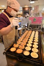専用の金型で「御祝」の字を焼き付ける従業員＝２３日、鳥取市今町２丁目の丸由百貨店