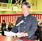 新入生を代表して、力強く宣誓する神野さん＝８日、新温泉町芦屋の浜坂高