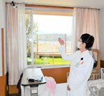 利用者の行動を検知できるカメラがついた病室＝１日、南部町倭の西伯病院