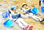 【気持ちいい】
ライフジャケットを着て寝そべり、全身で川遊びを楽しむ