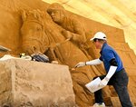 砂を削り、陰影で躍動感を表現していく茶圓さん＝鳥取市福部町湯山の鳥取砂丘砂の美術館