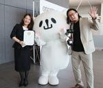 　栃木県小山市が新設するブランドの認定キャラクターに選ばれた「開運★おやまくま」。左はデザイナー、ＮＡＯさん＝２５日午後、小山市役所