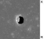 　月の「静かの海」に開いた穴。米周回衛星ルナ・リコネサンス・オービターが撮影（ＮＡＳＡなど提供・共同）