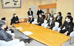 町づくりに向けて自分たちが考えた提案書を持参した生徒代表＝７日、新温泉町役場