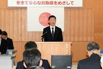 各署長や幹部職員に今年の重点事項を訓示する半田本部長