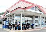 閉店後、店の前でお辞儀する店員ら＝３１日、八頭町船岡のトスクふなおか店