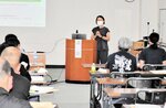 低アルコール日本酒の製造について説明する清野氏＝６日、新温泉町湯の町民センター