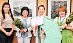 「サウナハーバルカップ」でダブル受賞を果たした吉野さん（左から３人目）＝１１日、琴浦町役場