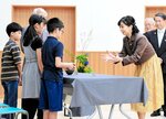 「いなば西郷工芸の郷」を視察し、児童と話をされる秋篠宮家の次女佳子さま＝２３日午後、鳥取市（代表撮影）