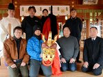 奉納された獅子頭（中央）と製作した福本さん（前列左）ら関係者＝鳥取市国府町宮下の宇倍神社