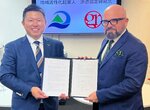 協定書を掲げる竹口大紀町長（左）とエドバーグ氏（大山町提供）