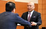 広田市長から表彰状を受け取る受賞者（右）