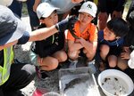 日野川支流で捕獲されたオオサンショウウオを観察する児童ら＝３０日、江府町内