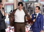 　米大リーグ、オールスター戦で試合前恒例行事のレッドカーペットショーに参加し、愛犬デコピンがプリントされたスーツの裏地を見せるドジャースの大谷翔平＝１６日、アーリントン（共同）