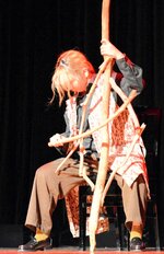 【セロ弾きのゴーシュ】セロを弾く演技をするゴーシュ役の学生。セロを弾き始めると同時に、音楽が流れ、ステージは赤い照明で照らされた