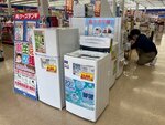 入り口付近に冷蔵庫や洗濯機などの新生活応援コーナー展開するケーズデンキ鳥取本店＝７日、鳥取市古海