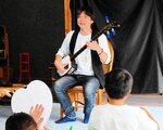 迫力ある演奏を披露する雅勝さん